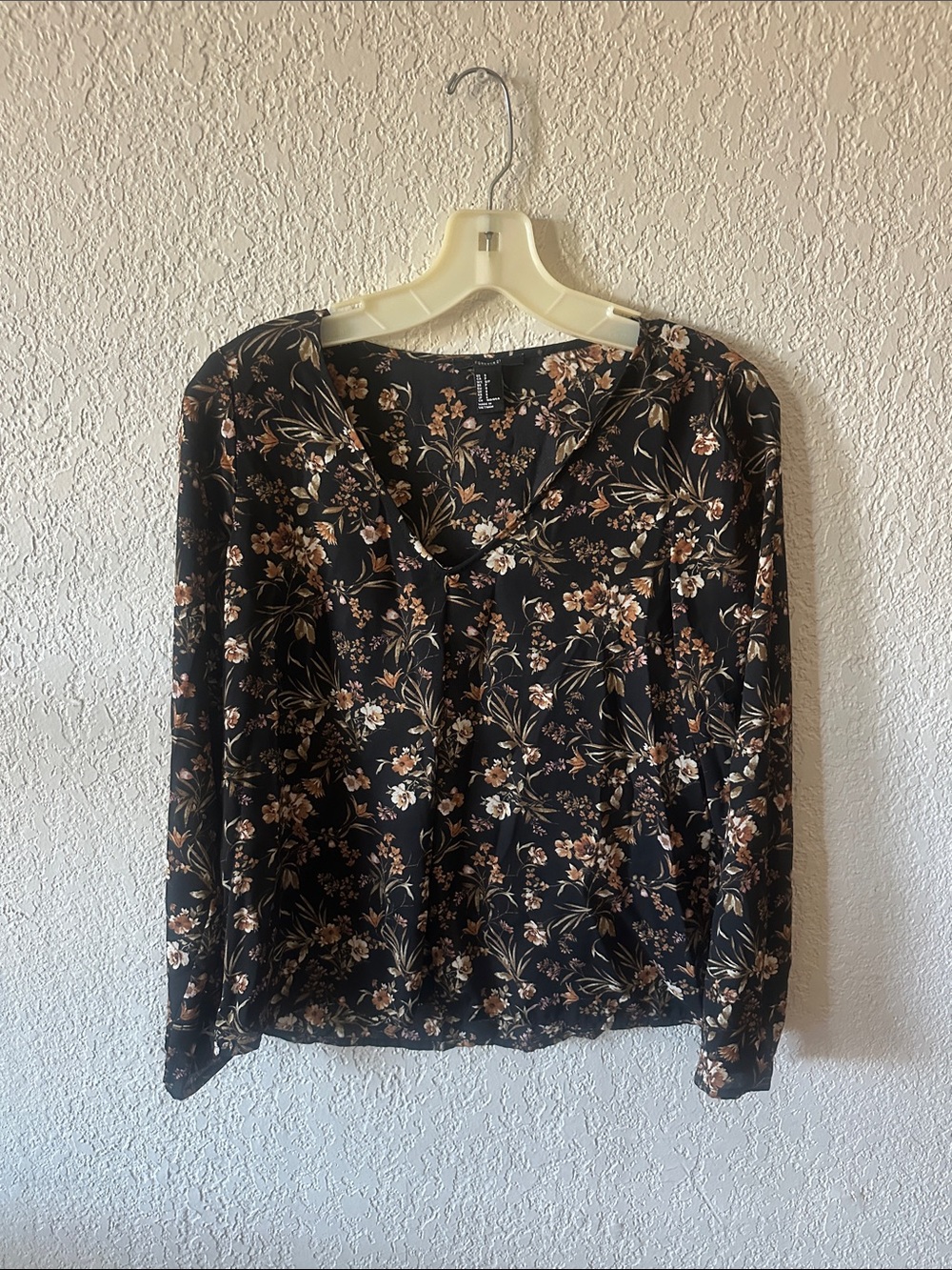 Forever 21 Black Floral V-Neck Long Sleeve Blouse